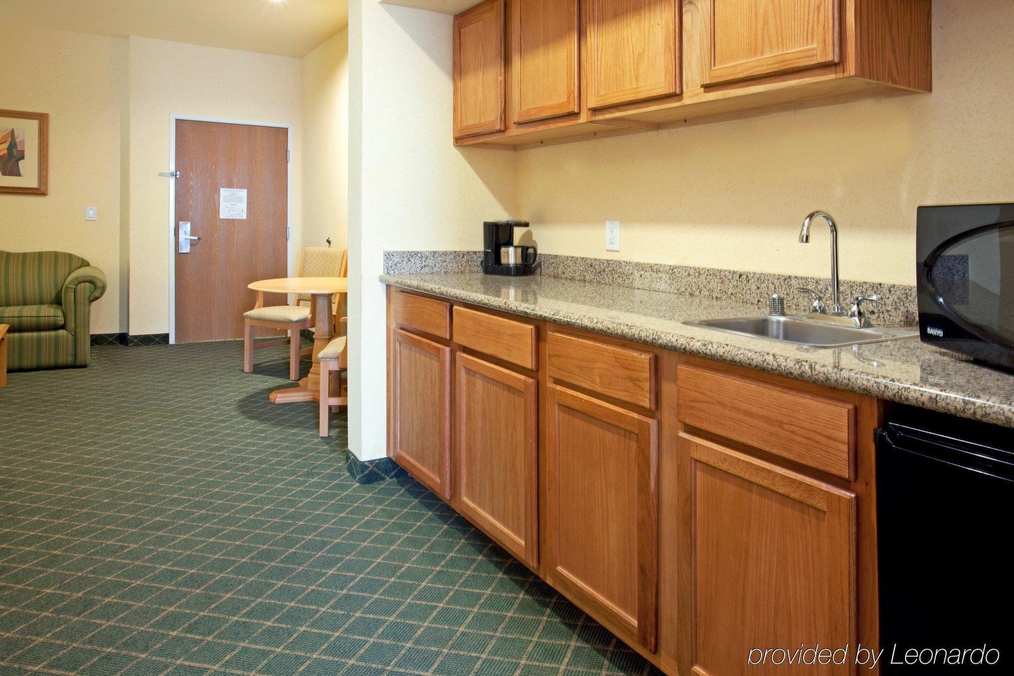 Express And Port Aransas/beach Area By Ihg 2*